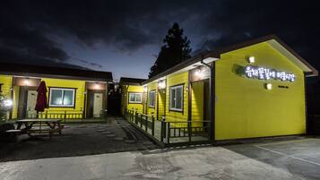 Front of property โ evening/night