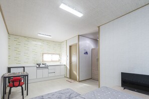 Basic Room | Private kitchen | Fridge, microwave, stovetop, electric kettle - Brassica Flower Pension (Seogwipo)