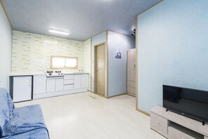 Room (Korean Ondol) | Private kitchen | Fridge, microwave, stovetop, electric kettle - Brassica Flower Pension (Seogwipo)