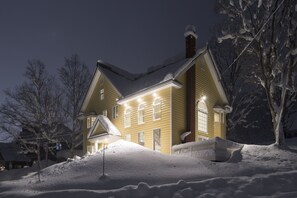 住宿正面 (夜晚)