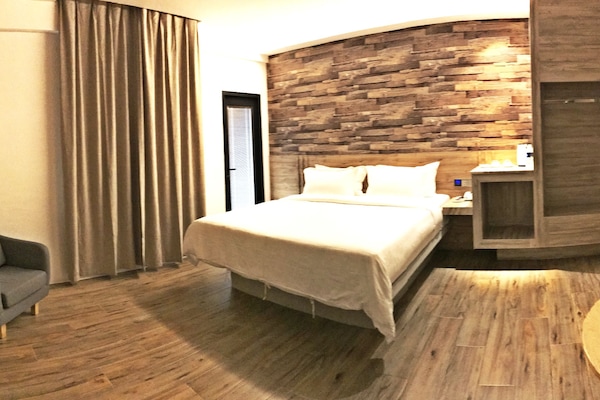 Studio Suite | Soundproofing, iron/ironing board, free WiFi