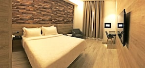 Superior Room, 1 King Bed | Soundproofing, iron/ironing board, free WiFi