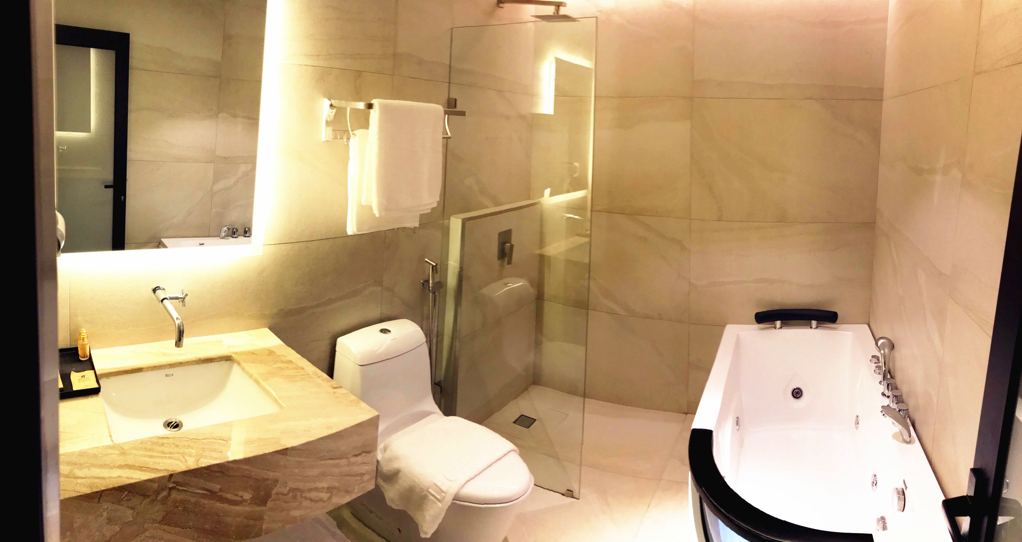 studio suite | jetted bathtub
