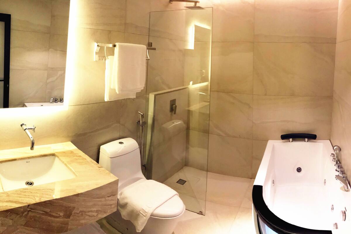 studio suite | jetted bathtub