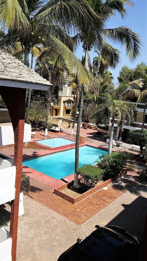 Una piscina al aire libre de temporada