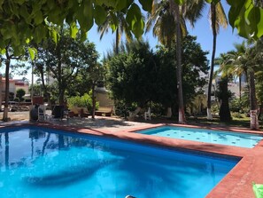 Una piscina al aire libre de temporada