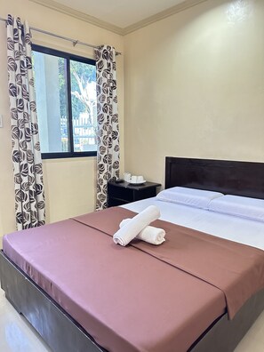 Budget Double Room | Desk, free WiFi, bed sheets - Pabua's Cottages (Mambajao)