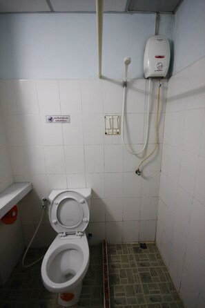 Shower, free toiletries, towels