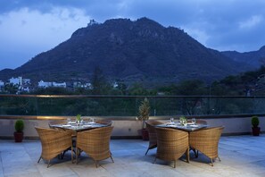 Outdoor dining - juSTa Luxe Sajjangarh Resort & Spa, Udaipur (Udaipur)