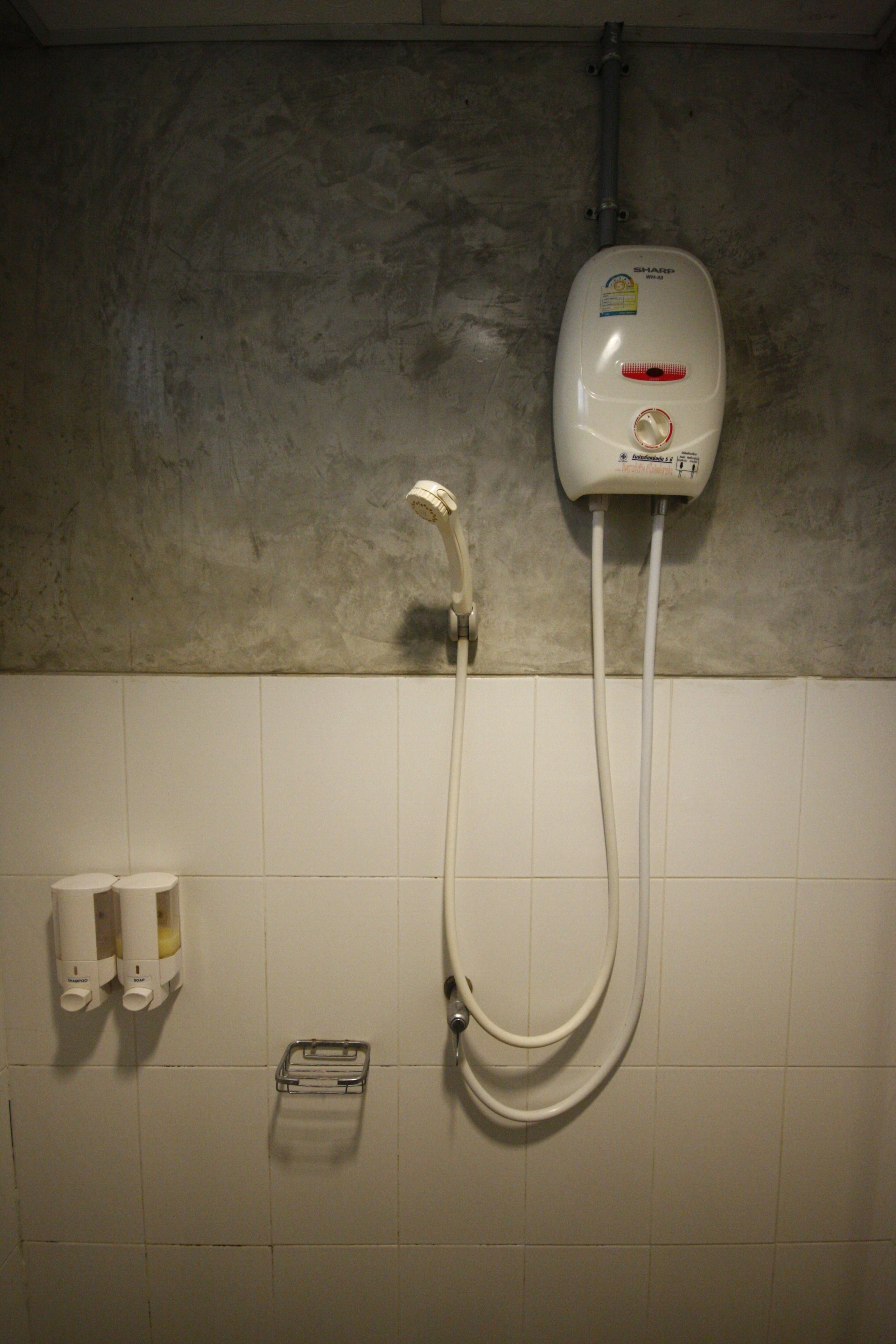 Habitación triple | Regadera en el baño