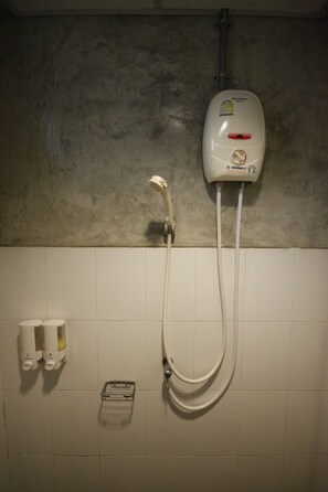 Triple Room | Bathroom shower - Suntisuk Place (Prachin Buri)