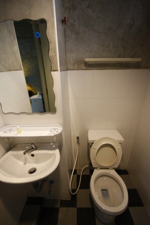 Triple Room | Bathroom | Shower, free toiletries, slippers, towels