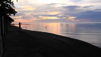 En la playa, snorkel y kayaks