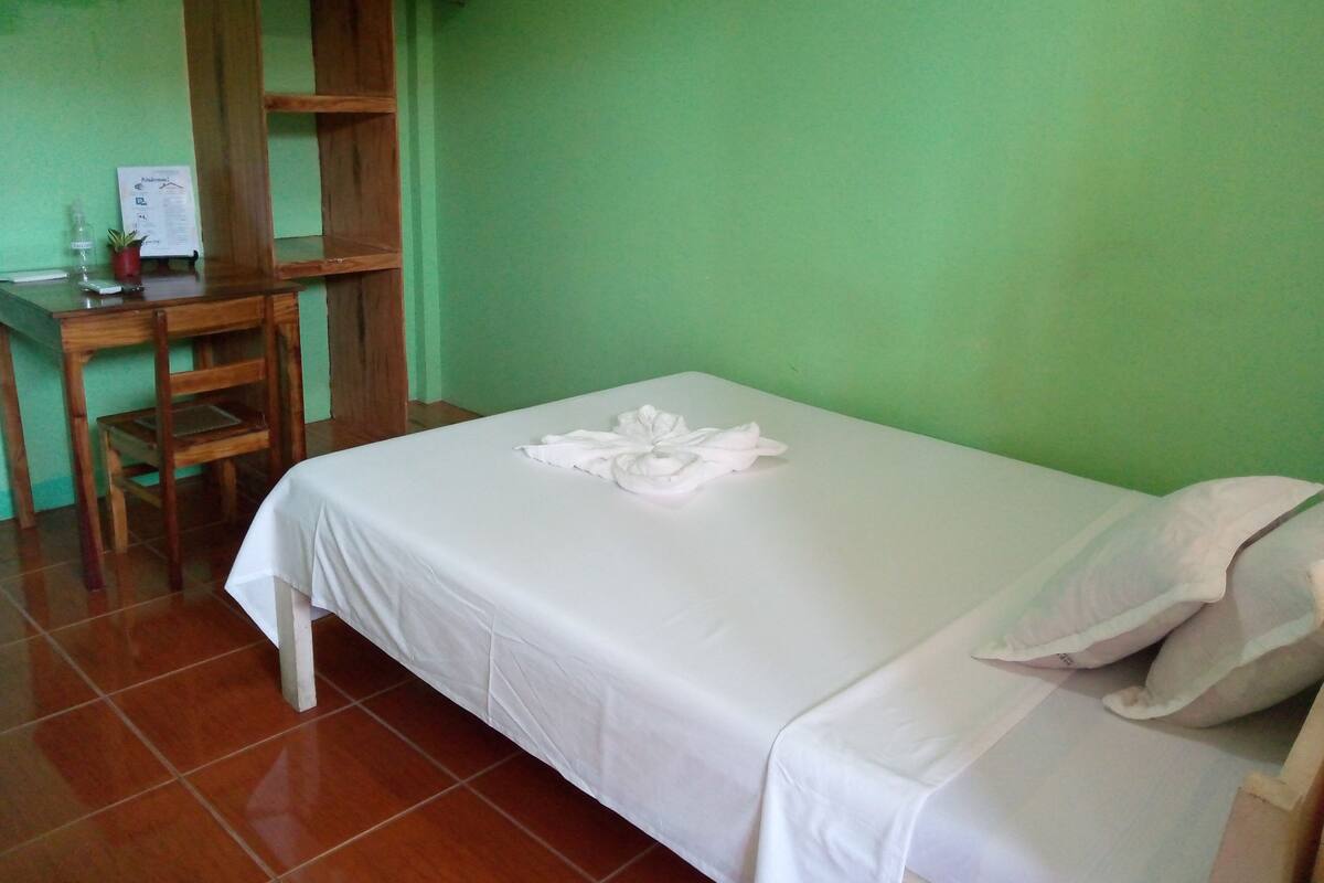 Escritorio, tabla de planchar con plancha, wifi gratis y ropa de cama 