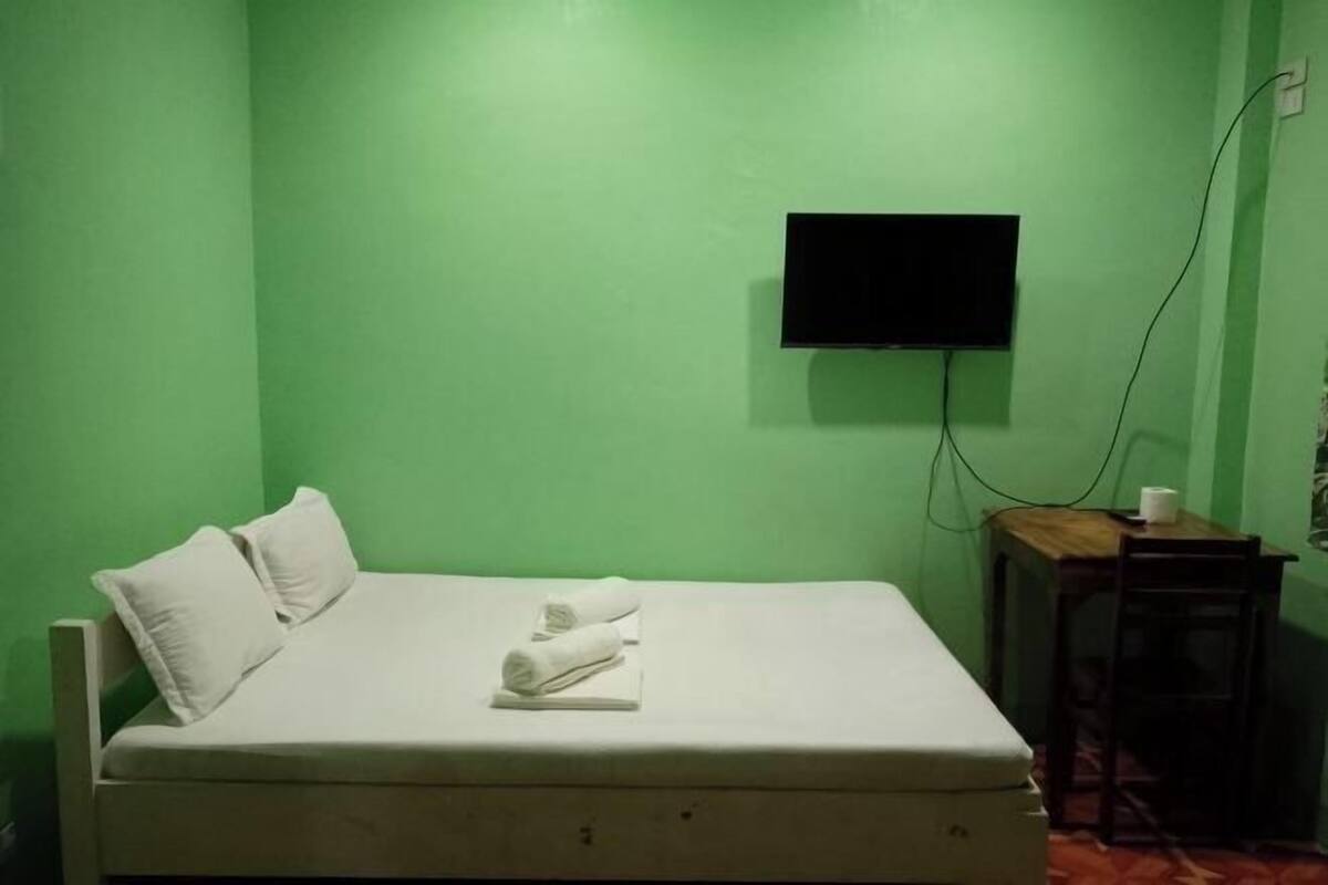 Escritorio, tabla de planchar con plancha, wifi gratis y ropa de cama 