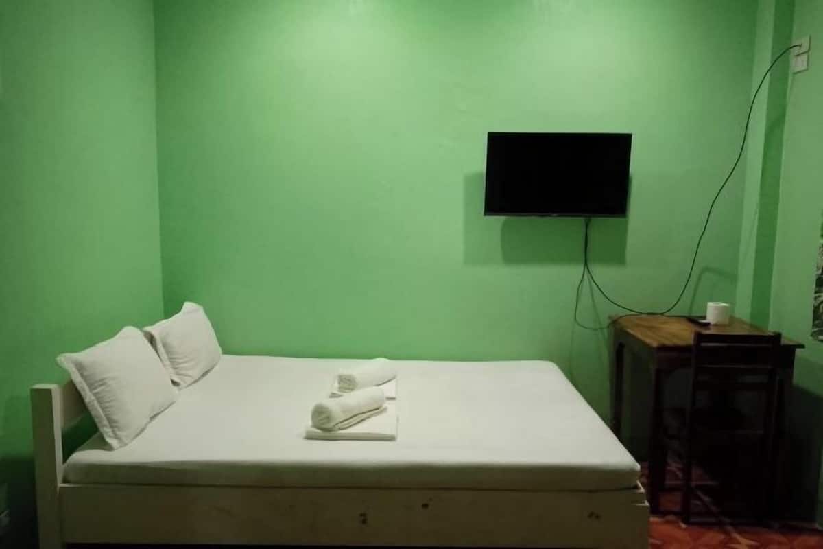 Una scrivania, ferro/asse da stiro, Wi-Fi gratuito, lenzuola