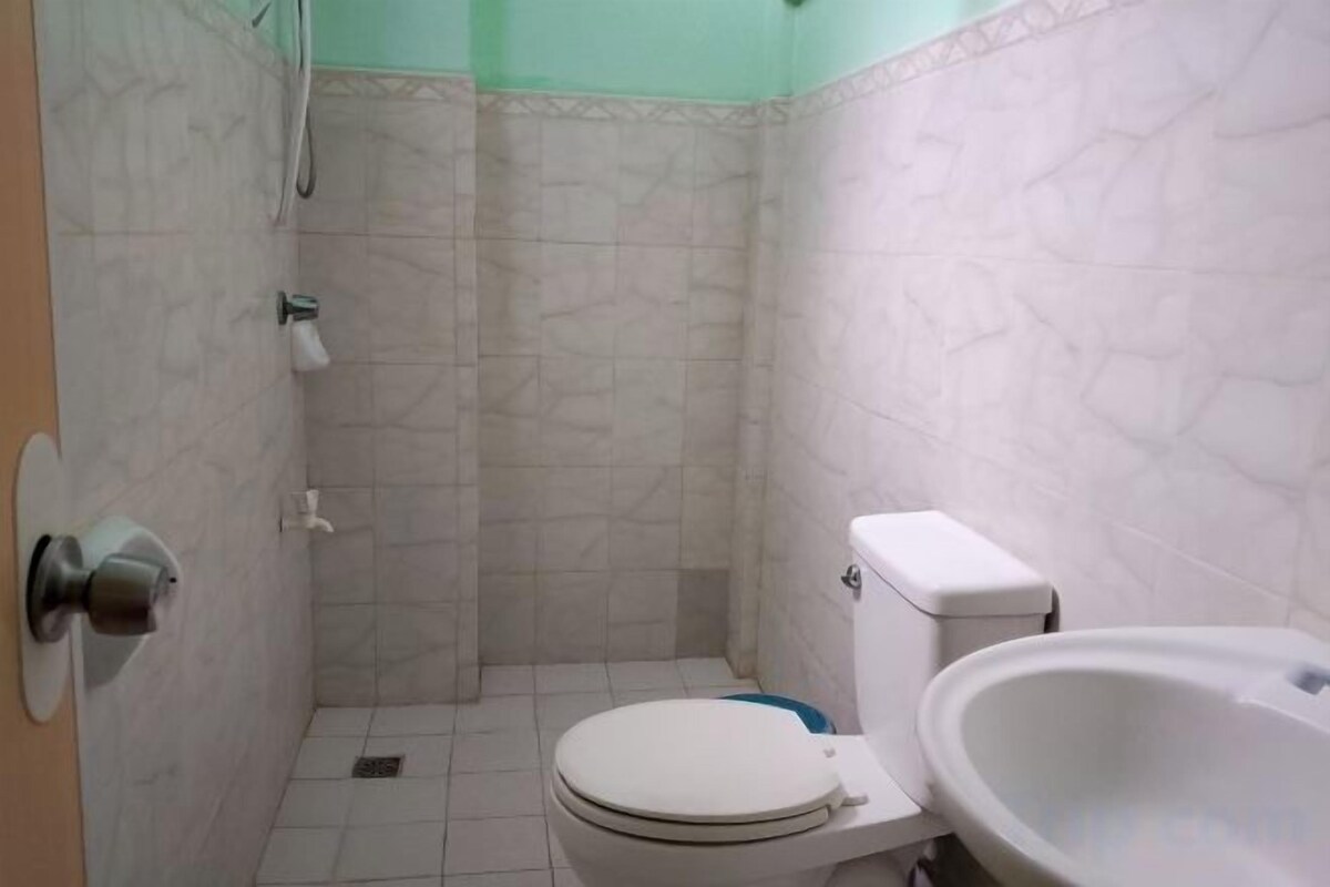 Badkamer | Een douche, gratis toiletartikelen, handdoeken