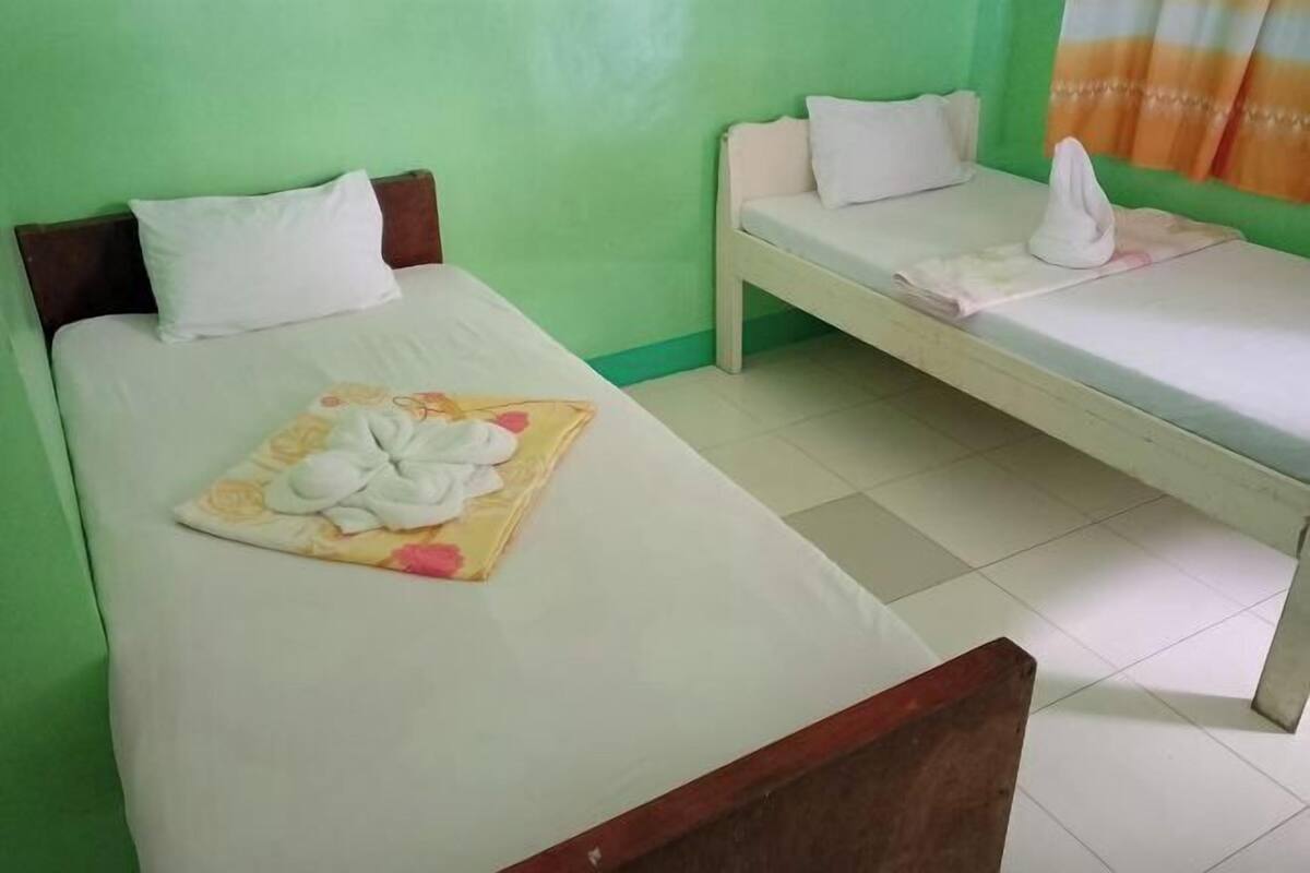 Escritorio, tabla de planchar con plancha, wifi gratis y ropa de cama 