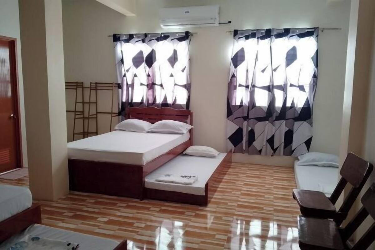 Escritorio, tabla de planchar con plancha, wifi gratis y ropa de cama 