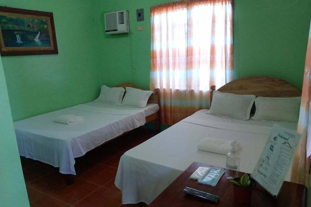 Escritorio, tabla de planchar con plancha, wifi gratis y ropa de cama 