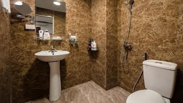 Ducha, artículos de tocador gratuitos, secador de pelo, batas