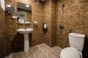 Habitación superior | Baño | Ducha, artículos de higiene personal gratuitos y secador de pelo
