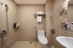 Standard Double Room | Bathroom | Shower, free toiletries, hair dryer, bathrobes - A25 Hotel - 80 Mai Hac De (Hanoi)