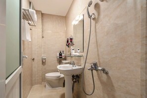 Chambre Double Deluxe | Salle de bain | Douche, articles de toilette gratuits, sèche-cheveux, peignoirs