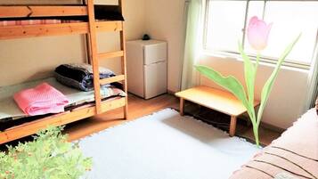 Habitación familiar, 1 habitación, para no fumadores, baño compartido (No. 3, Private) | 1 habitación, decoración personalizada, muebles diferentes y escritorio