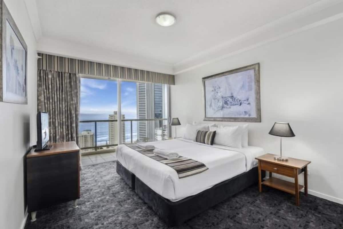 2 bedrooms, individually decorated, individually furnished