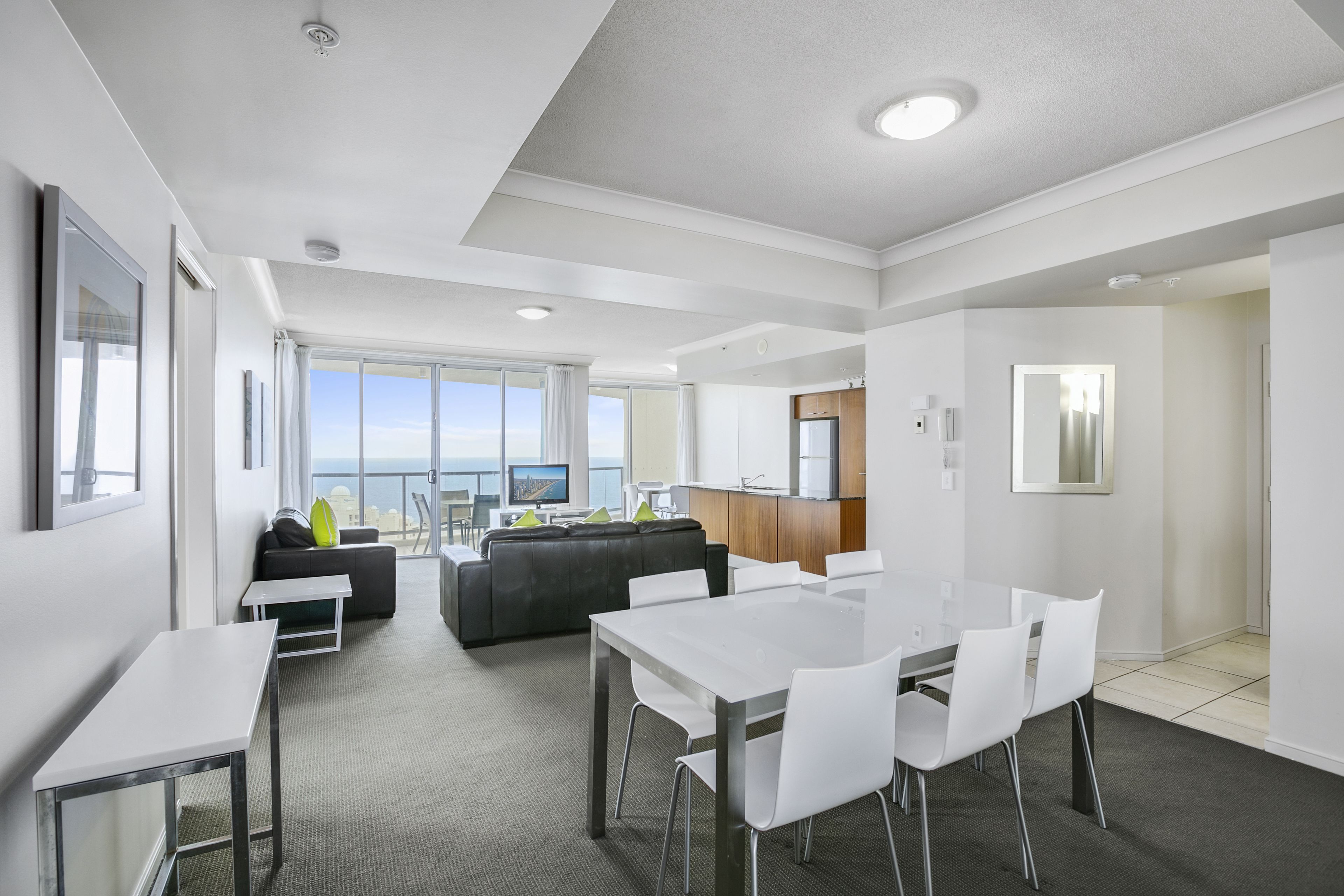 Apartamento, 3 quartos, 2 banheiros (Apartment 3302) | Área de estar | TV de tela plana 38 polegadas com canais digitais, TV