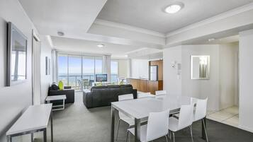 Apartamento, 3 quartos, 2 banheiros (Apartment 3302) | Área de estar | TV de tela plana 38 polegadas com canais digitais, TV