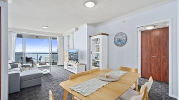 Apartamento família, 2 quartos, 2 banheiros, vista para o oceano (Apartment 2196) | Área de estar | TV de tela plana 38 polegadas com canais digitais, TV