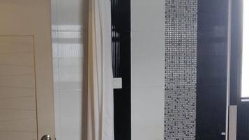 Shower, rainfall showerhead, free toiletries, towels