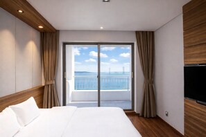 Deluxe Double Room, 1 King Bed, Ocean View | Premium bedding, desk, laptop workspace, blackout drapes - Western Grace Hotel (Incheon)