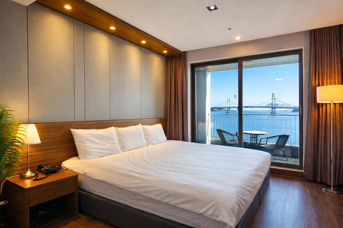 Habitación doble Deluxe, 1 cama King size, vista al océano | Ropa de cama de alta calidad y escritorio 