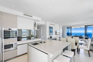 Desk, soundproofing, iron/ironing board, free WiFi - Soul Beachfront Apartments - HR Surfers Paradise (Surfers Paradise)
