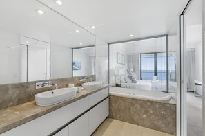 Bañera y ducha independientes, secador de pelo y toallas