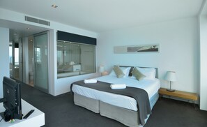 อพาร์ทเมนท์, 2 ห้องนอน, 2 ห้องน้ำ, วิวทะเล (Apartment 4204) | 2 ห้องนอน, ห้องเก็บเสียง, เตารีด/โต๊ะรีดผ้า, เปล/เตียงเด็กอ่อน