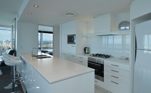 Dining - Apartment 4204 - HR Surfers Paradise (Surfers Paradise)