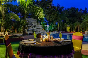 Breakfast, lunch, dinner served; international cuisine