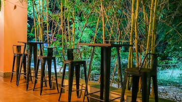 Der serveres morgenmad, frokost, aftensmad og internationale retter