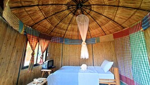 A room with a bed, a television, and a mosquito net. - Saengcha Farm Resort (Prachantakham)