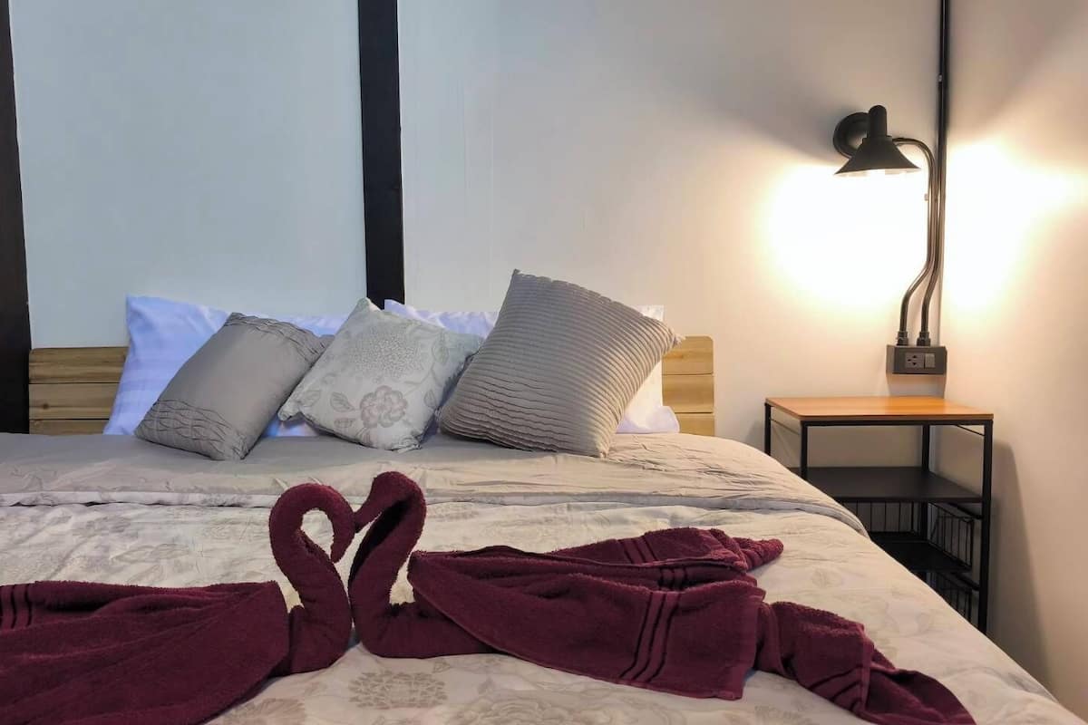 Ropa de cama hipoalergénica, cortinas blackout y wifi gratis