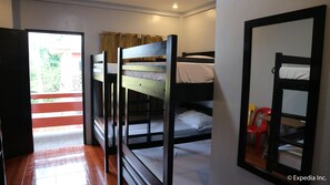 Escritorio, wifi gratis y ropa de cama