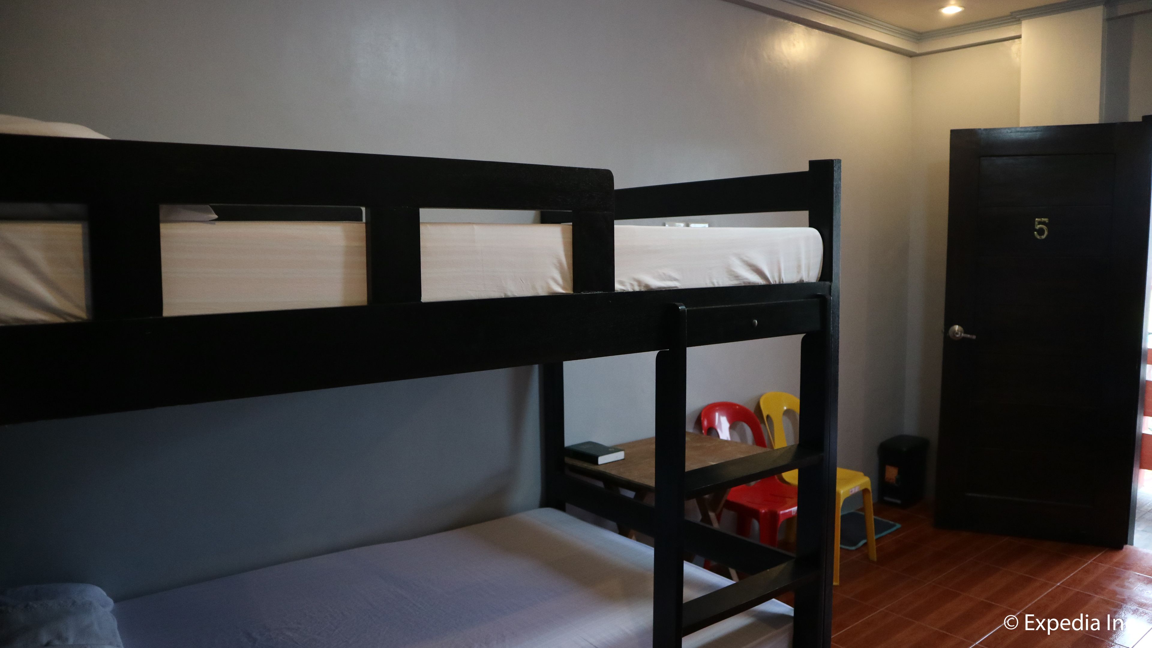 Desk, free WiFi, bed sheets