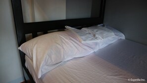 Quarto família | Escrivaninha, Wi-Fi de cortesia, roupa de cama
