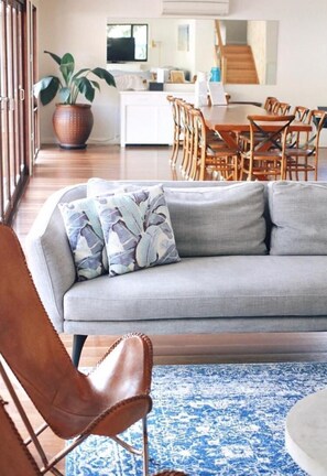Flat-screen TV, Netflix, DVD player - Away on Shirley Lane (Byron Bay)