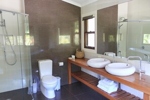 Separate bathtub and shower, deep-soaking bathtub, free toiletries - Away on Shirley Lane (Byron Bay)