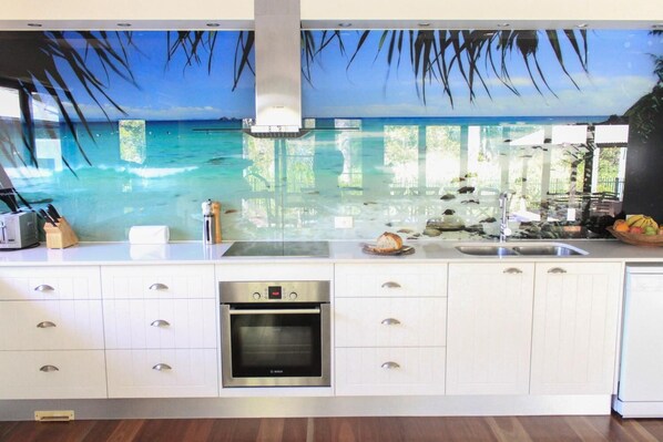 Full-size fridge, microwave, stovetop, coffee/tea maker - Away on Shirley Lane (Byron Bay)